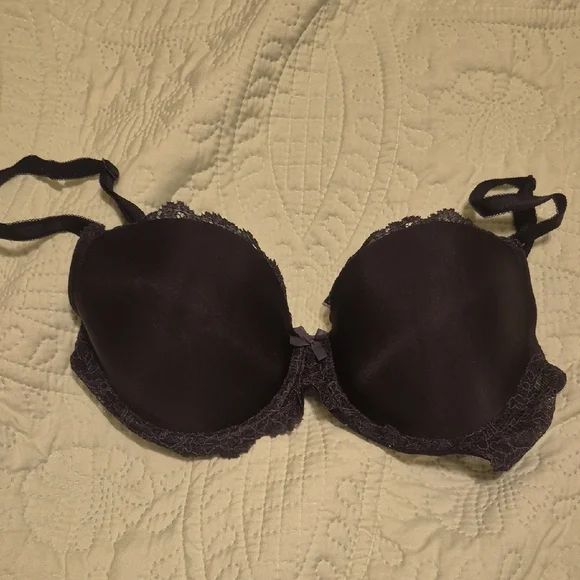 Victoria's Secret Black Underwire Bra with Molded Cups - Picture 1 of 4